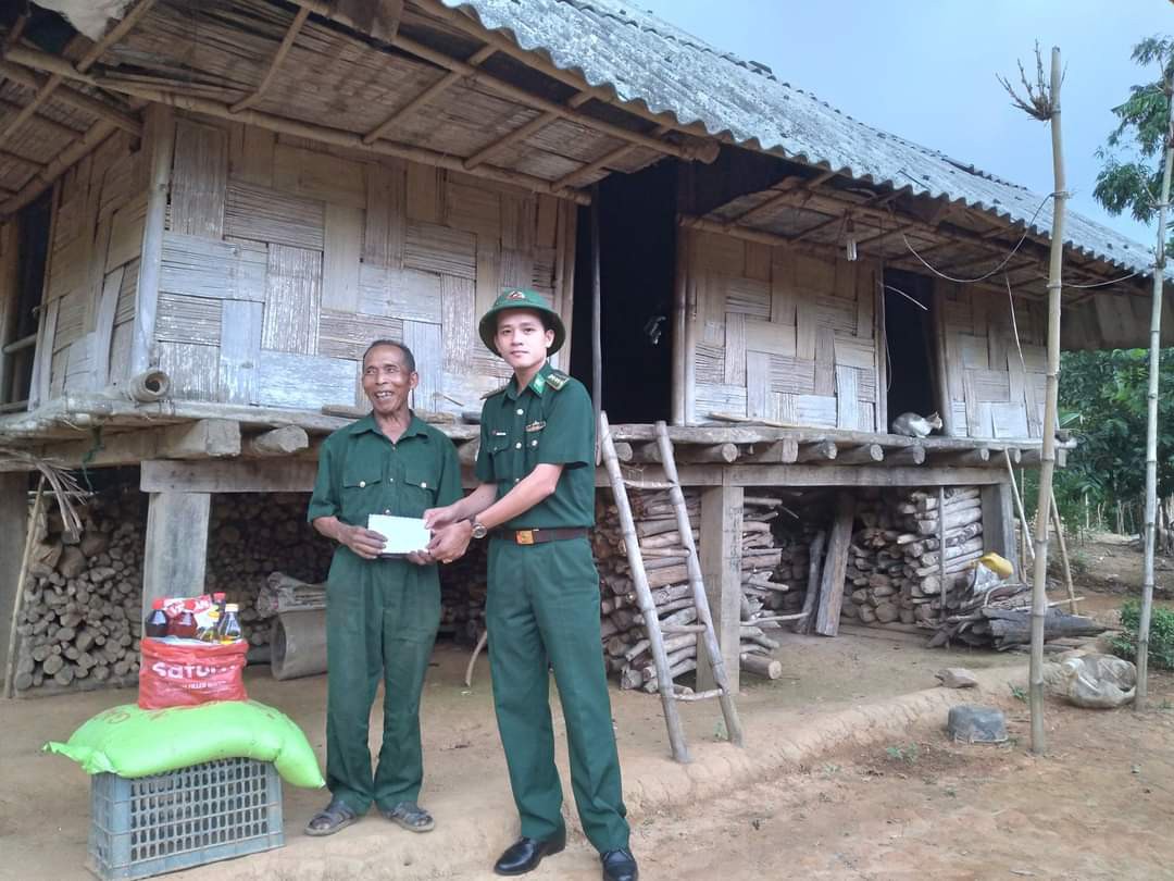 B&agrave; Kim Bội vẫn thường nhờ c&aacute;n bộ Đồn Bi&ecirc;n ph&ograve;ng A Vao mua lương thực cho gia đ&igrave;nh &ocirc;ng Ca Đừng - Ảnh: Nguyễn H&ograve;a B&igrave;nh